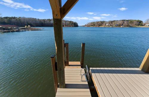 Mooresville House | Pleasant Cove Waterfront Getaway with Fire Pit Deck and Lake Views