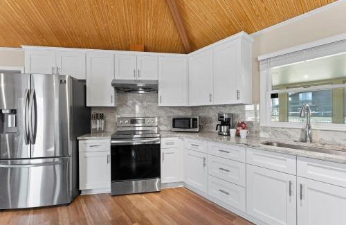 Mooresville House | Pleasant Cove Waterfront Getaway with Fire Pit Deck and Lake Views
