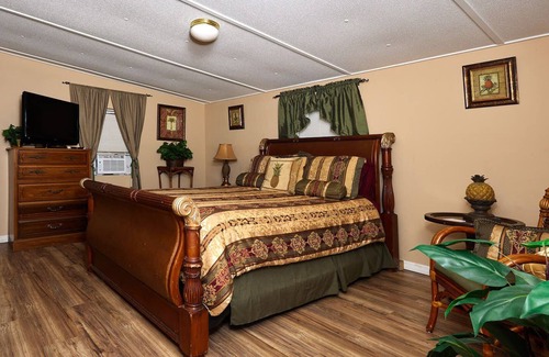 Homosassa House | Pleasant Days Bb Scallop Room