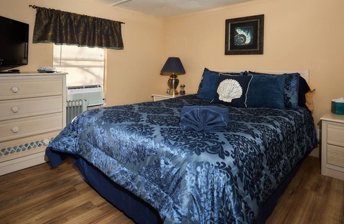 Homosassa House | Pleasant Days Bb Scallop Room