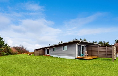 Grayland Condo | Pleasant dog-friendly condo near beach with hot tub, fireplace & outdoor area