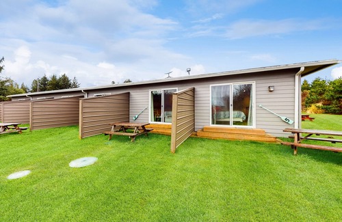 Grayland Condo | Pleasant dog-friendly condo near beach with hot tub, fireplace & outdoor area