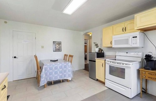 Avalon House | Pleasant Getaway in Avalon, PA