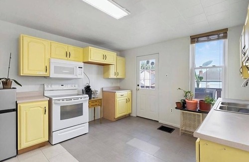 Avalon House | Pleasant Getaway in Avalon, PA