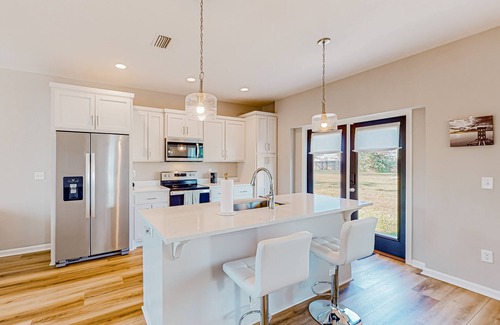 Callaway House | Pleasant neighborhood home with open layout, full kitchen, balcony, & central AC