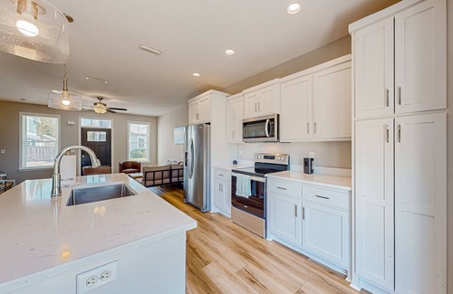 Callaway House | Pleasant neighborhood home with open layout, full kitchen, balcony, & central AC