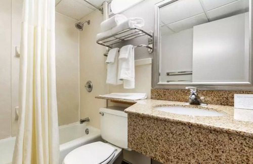 New Cumberland House | Pleasant room with bath close to the State Capital