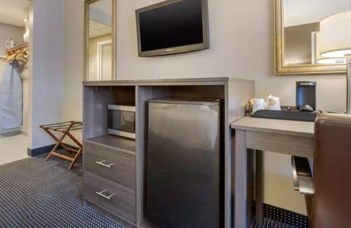New Cumberland House | Pleasant room with bath close to the State Capital