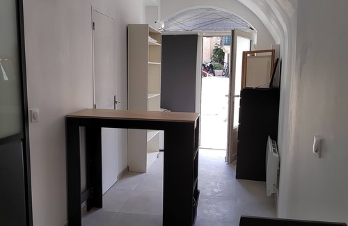 Saint-Jean-de-Vedas Apartment | Pleasant studio in the heart of town. Close to the A9 and tramway!