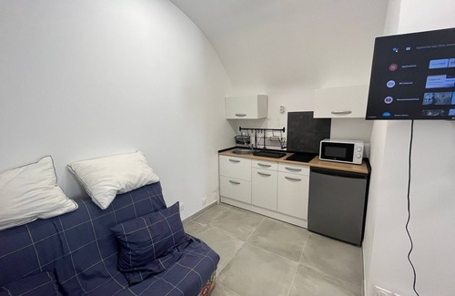 Saint-Jean-de-Vedas Apartment | Pleasant studio in the heart of town. Close to the A9 and tramway!