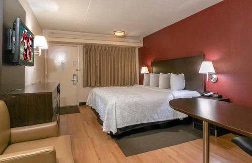 Statesville House | Pleasant Stay Close to Downtown Statesville! Pets Are Welcome, Free Parking!
