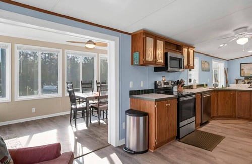 Chapin Apartment | Plum Beautiful | 3 Kings & Hot Tub on Lake Murray