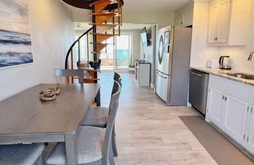 Newbury Apartment | Plum Island Sunkisser: Beachfront & Views! Condo