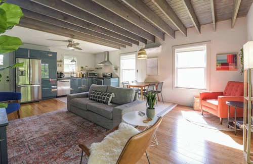 Woodfin House | Plum Perfect Hideaway by AvantStay | Near Downtown