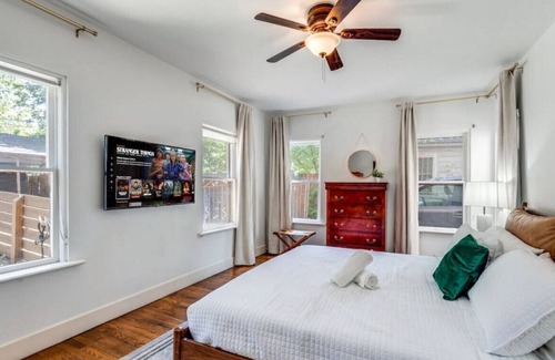 Mahncke Park House | Plunge Pool&Hot tub~Outdoor Theater~King Bed~Downtown