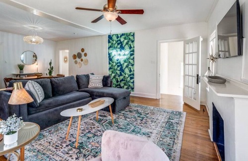 Mahncke Park House | Plunge Pool&Hot tub~Outdoor Theater~King Bed~Downtown