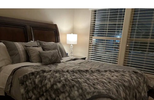 Meridian House | Plush 3BR home WiFi, Pool, Park, 🛍, Quiet, Comfy