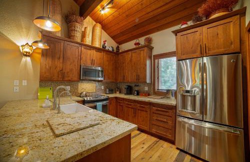 Mammoth Lakes House | Plush Mammoth Condo W Balcony Views