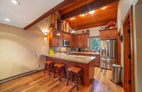 Mammoth Lakes House | Plush Mammoth Condo W Balcony Views