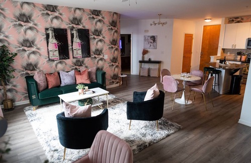 Atlanta Condo | Plush Palm Paradise - West End