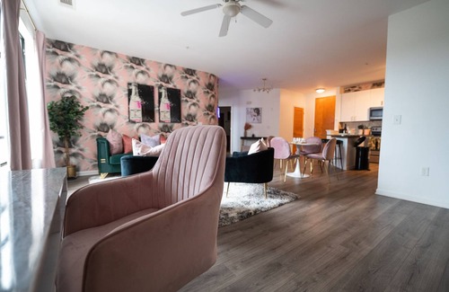 Atlanta Condo | Plush Palm Paradise - West End