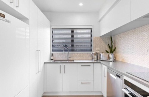 Saint Albans Apartment | Plush Upmarket close Hagley Park 2Bthrms 2 Bthrms