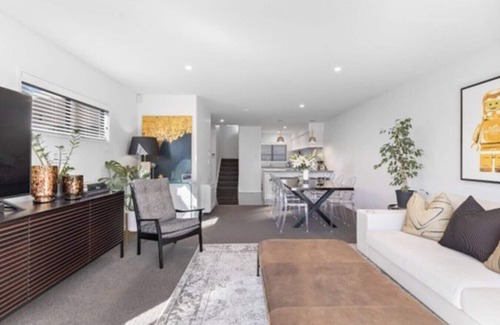 Saint Albans Apartment | Plush Upmarket close Hagley Park 2Bthrms 2 Bthrms