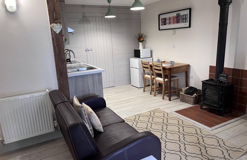 Shorwell House | Poachers Hut 1-bed Cottage, Sleeps 2, Pet Friendly