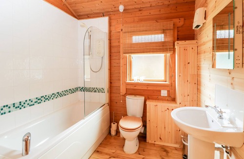 South Cerney Cottage | POCHARD LODGE, pet friendly, with a garden in South Cerney, Cotswolds