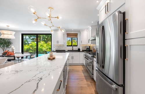 Midtown House | POCKETFUL OF SUNSHINE ~ 5 BR Near Beach and Prime Fireworks Watching!