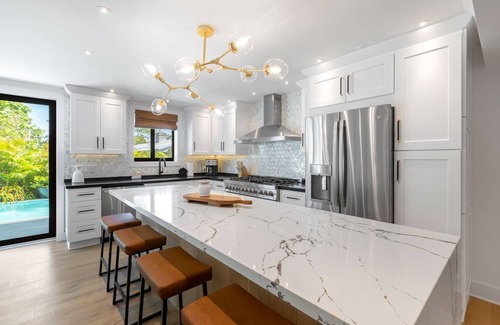 Midtown House | POCKETFUL OF SUNSHINE ~ 5 BR Near Beach and Prime Fireworks Watching!