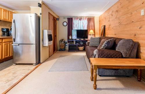 East Stroudsburg House | Pocono cabin with private pool at Shawnee Mtn