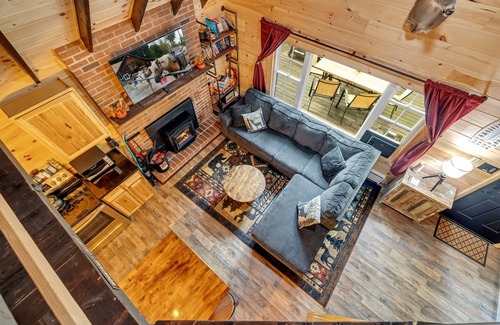Pocono Lake Ski Chalet | Pocono Chalet with AC, Heating, Fireplace, Firepit, Wi-Fi, Griddle grill, Deck