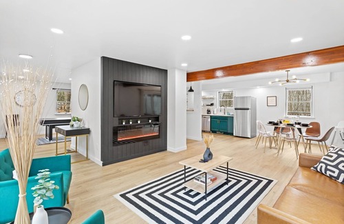East Stroudsburg House | Pocono Luxury Retreat - Games, Hot tub and More!