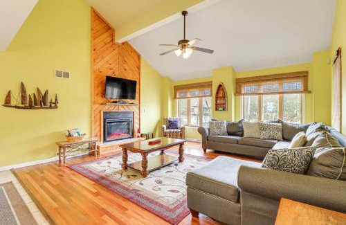 Albrightsville House | Pocono Retreat Access to Community Lake and Beach!
