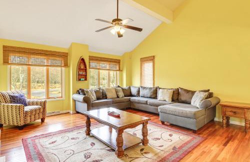 Albrightsville House | Pocono Retreat Access to Community Lake and Beach!