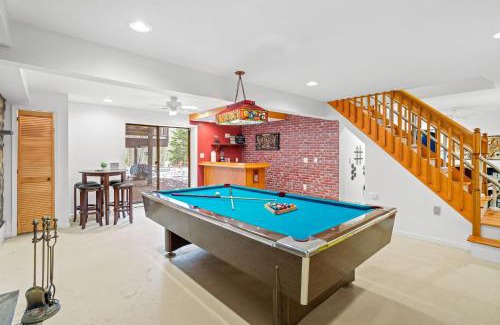 Lake Harmony Ski Chalet | Pocono Retreat Hot Tub MovieRoom GameRoom etc