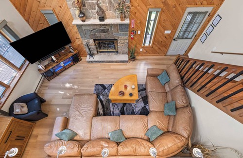 Lake Ariel House | Pocono's Resort | Fire Pit, Jacuzzi, Winter Sports Amenities