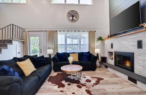 Albrightsville House | POCONOS BRAND NEW LAKEFRONT Oasis 1 ACRE, HOTTUB GAMEROOM FIREPITS TALK ABOUT PRIVACY