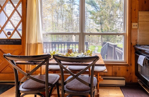 Albrightsville Cabin | Poconos Cabin Hot Tub| Outdoor Shower| Kayak | Walk to Lake