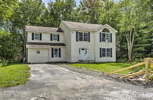 Pocono Summit House | Poconos Home with Lounge Less Than 5 Mi to Stillwater Lake!