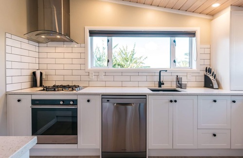 Surfdale House | Pohutukawa Cottage Waiheke | Be My Guest