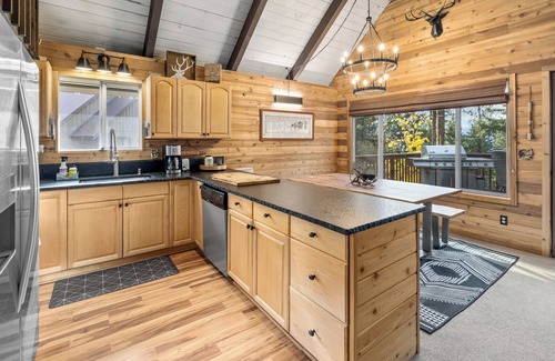 Roslyn Ridge Cabin | Pointe Pines Mountain Cabin near Roslyn & Suncadia. Hot Tub, WiFi, Fire Pit.