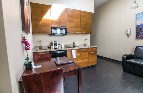 Williamsburg Hotel | Pointe Plaza Hotel