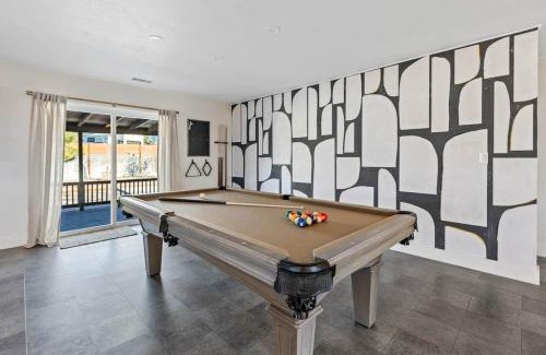 Williams House | Polar Express Hot Tub Pool Table Mountain Views