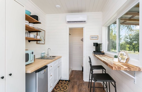 Fredericksburg Cottage | Pollen at the Hive, 1/1 | Private Hot Tub | Gas Fire Pit | Cornhole