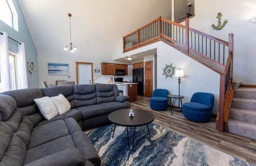 Spirit Lake Cabin | Pond House #48 w/Waterpark & Golf Cart
