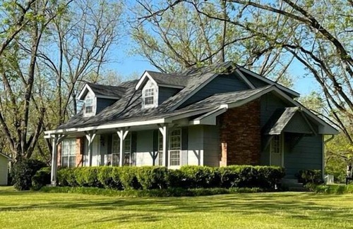 Auburn - Opelika Cottage | Pond House on the Plains, Auburn, Firetruck rides