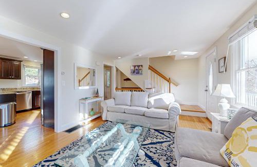 Mashpee House | Pond View Getaway