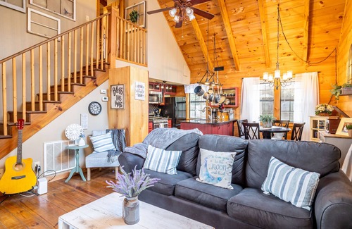 Gatlinburg - Pigeon Forge Cabin | Pond View! Great Location! Close to Attractions Family and Pet Friendly!